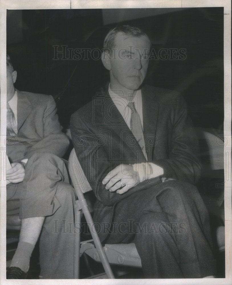 1958 Press Photo Janitor Raymond Seated With Bandaged Hand Fire Damage - Historic Images