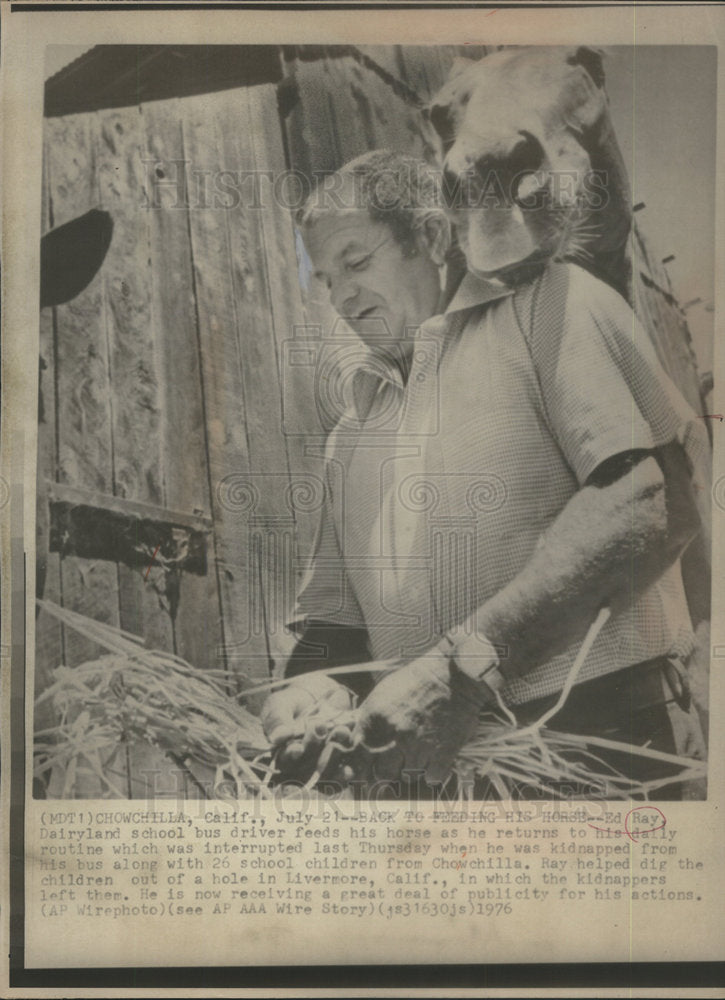 1976 Press Photo Ed Ray Dairyland School Bus Driver Feeds His Horse On His Farm - Historic Images