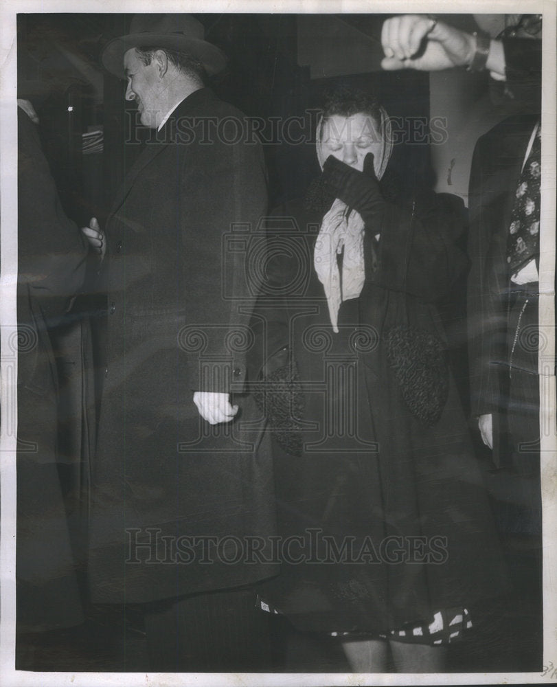 1952 Press Photo Mrs Leo Maciejewski at the Warren Avenue Police Station - Historic Images