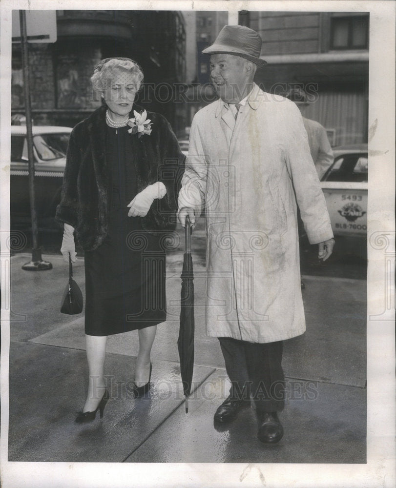 Press Photo of Mrs. Ken MacLennan and broker James Hemphill in Chicago - Historic Images