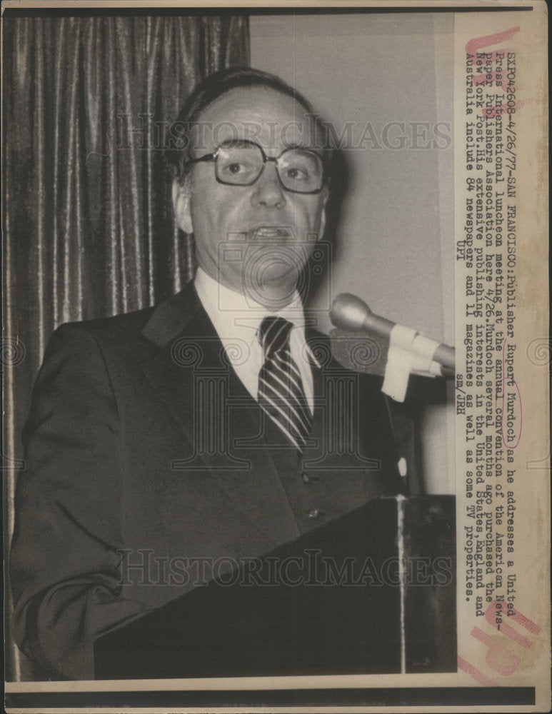 1977 Press Photo Publisher Rupert Murdoch Addresses a United Press luncheon - Historic Images