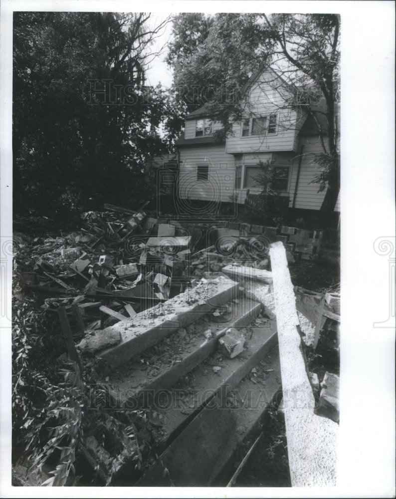 1992 Press Photo  city  is razing abandoned garage where 6 yr old Linsey Murdock was found slain. pr - Historic Images