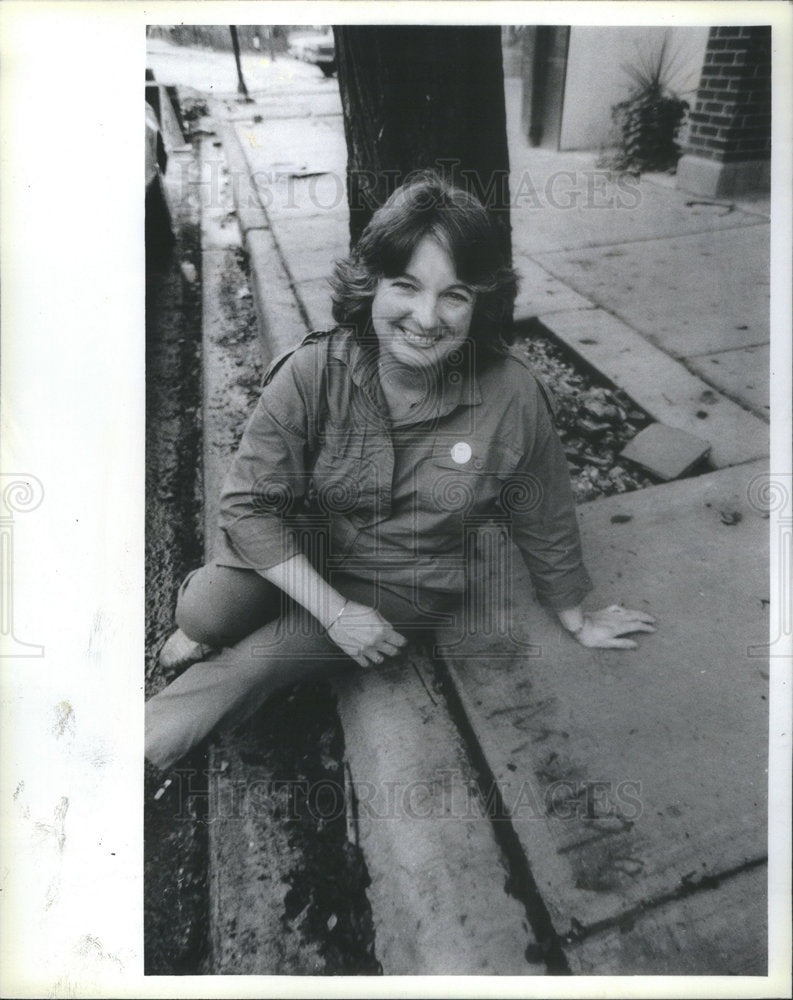 1987 Press Photo Christine Munro Kneels At Sidewalk Bearing Her Son&#39;s Initials - Historic Images