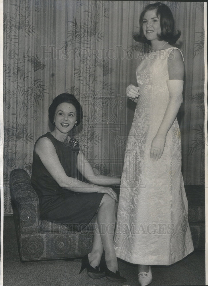 1965 Press Photo Mrs. Murphy and her daughter Claudia. - Historic Images