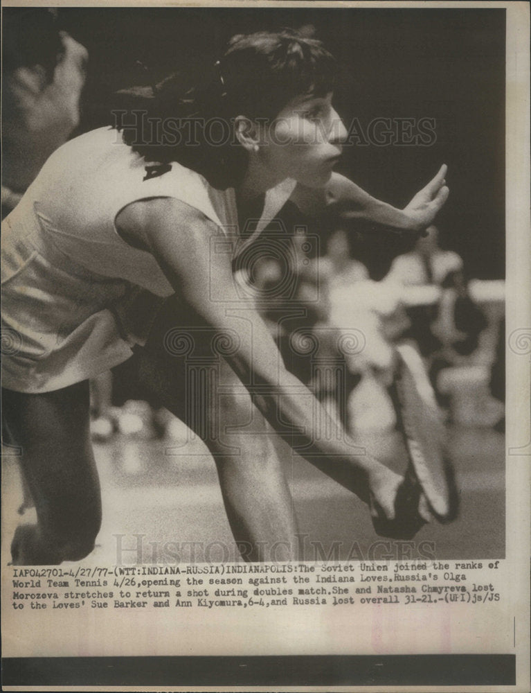 1977 Press Photo Russia Olga Morozova returns shot during tennis doubles match - Historic Images