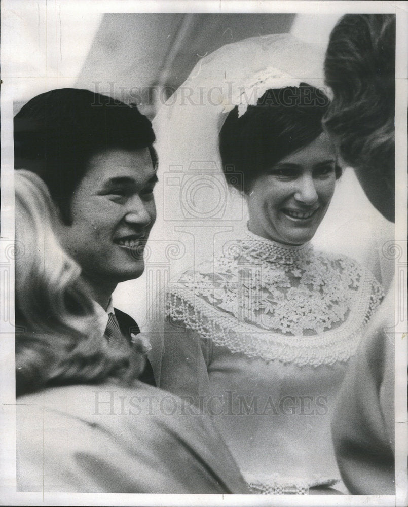 1968 Press Photo Koyoshi Murata and his bride meet guest. - RSC95907 - Historic Images
