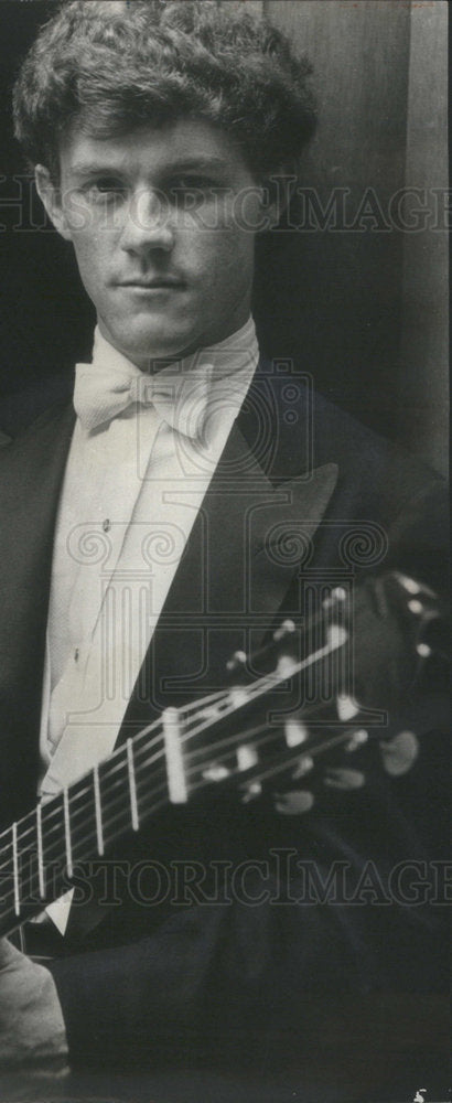 1975 Press Photo Guitarist Michael Lorimer Performs At Chicago Orchestra Hall - Historic Images