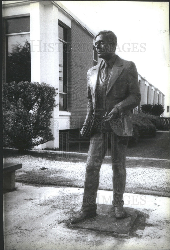 1985 Press Photo Sen. Henry P. Long&#39;s Statue stands outside the Winnfield County - Historic Images