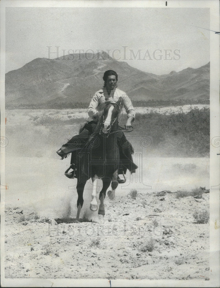 1974 Press Photo Singer Wayne Newton on his horse ranch near Las Vegas - Historic Images
