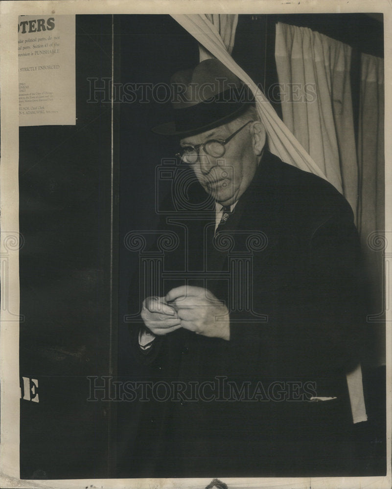 1940 Businessman Nash Voting At Polling Booth - Historic Images