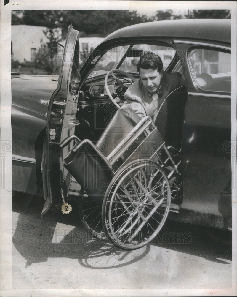 1949 Press Photo Handicapped Attorney Moss Setting Up Wheelchair From Car - Historic Images