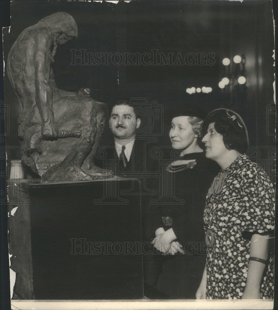 1936 Convenant Club Members Studying Mosts Bust Glicken Laufman - Historic Images