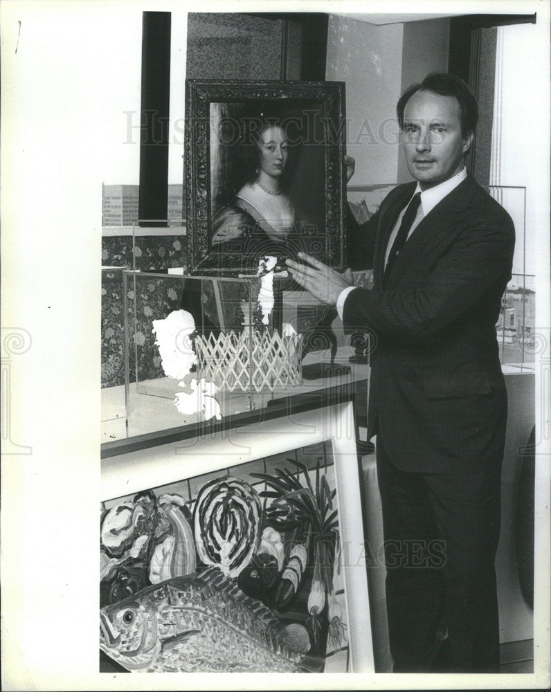 1984 Press Photo First National Bank Chicago Art Advisor Neff With Pieces - Historic Images