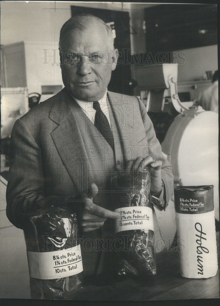 1997 Press Photo Long President Of Food Research Exhibit Sample Of Bread Wrapper - Historic Images