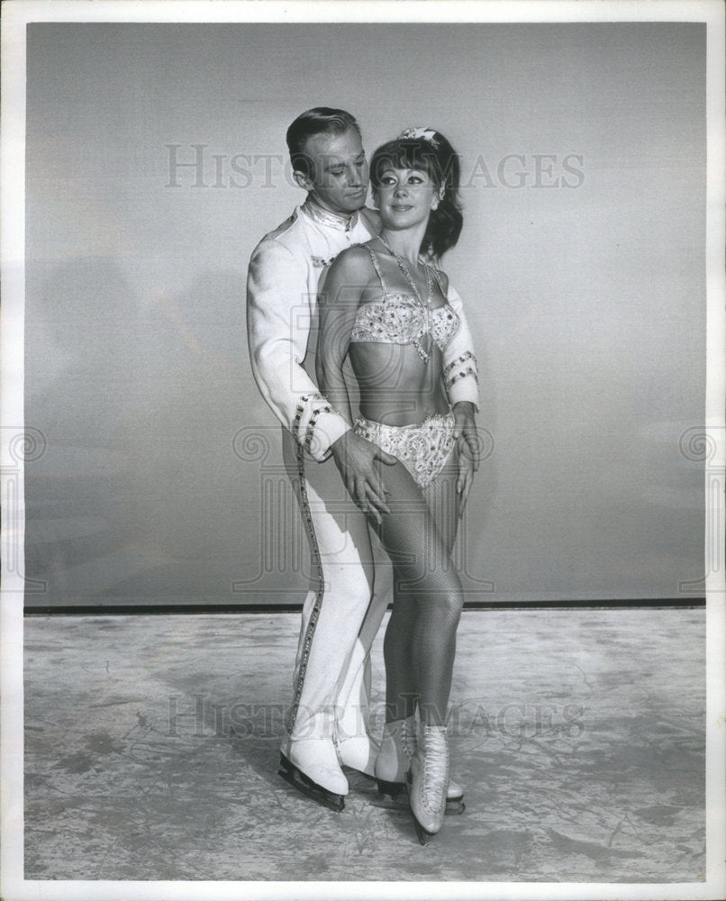 Press photo Ice-dance team of Nancy Lee Parker and Nicky Powers - Historic Images