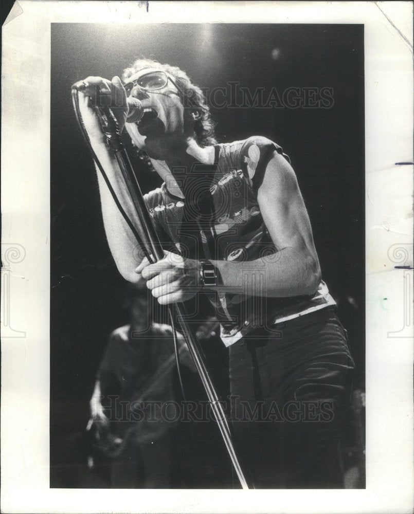 1983 Press Photo Singer Graham Parker belts out a song. - Historic Images