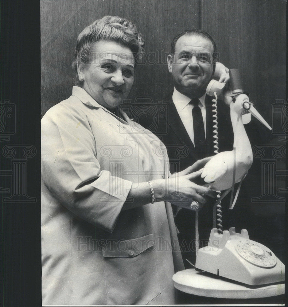 1966 Press Photo Mrs. Louis L. Perlman Chicago City Operation Stork Chairman - Historic Images