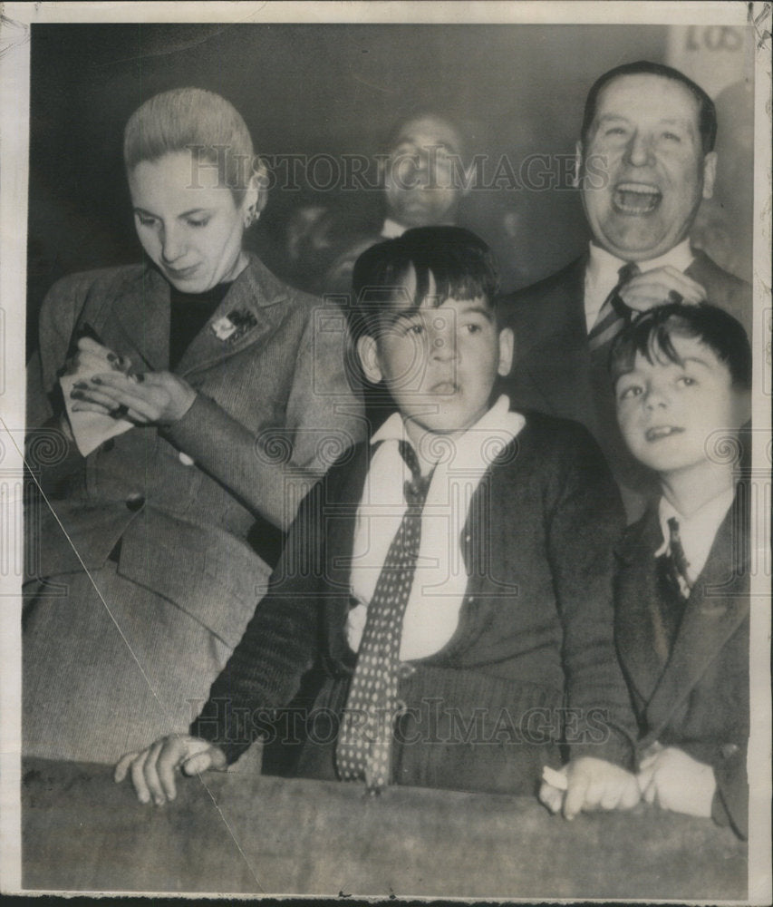 1951 Press Photo Peron Enjoys Hearty Laugh At Meeting While Eva Write Autograpgh - Historic Images
