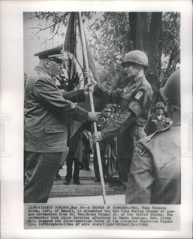 1965 Gen. Hugo Panasco Alvim presented the OAS flag change command - Historic Images