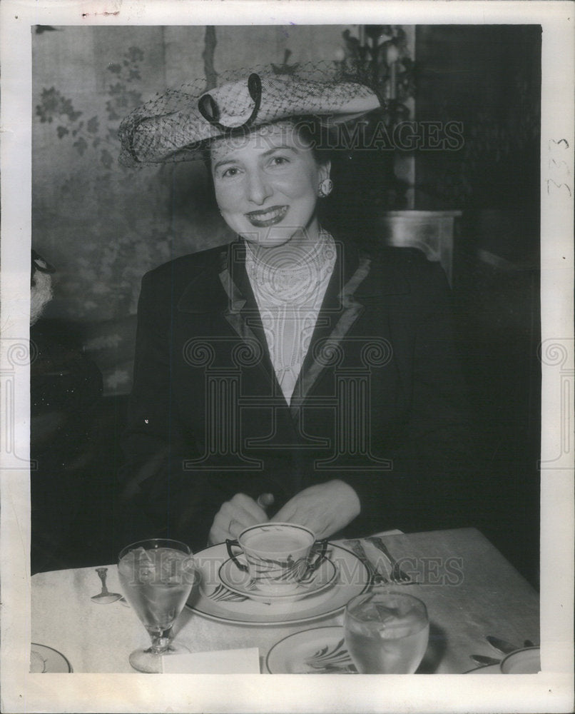 1952 Press Photo Mrs Bernard Pallasch Wears Velvet Bound Veiled Tricone At Lunch - Historic Images