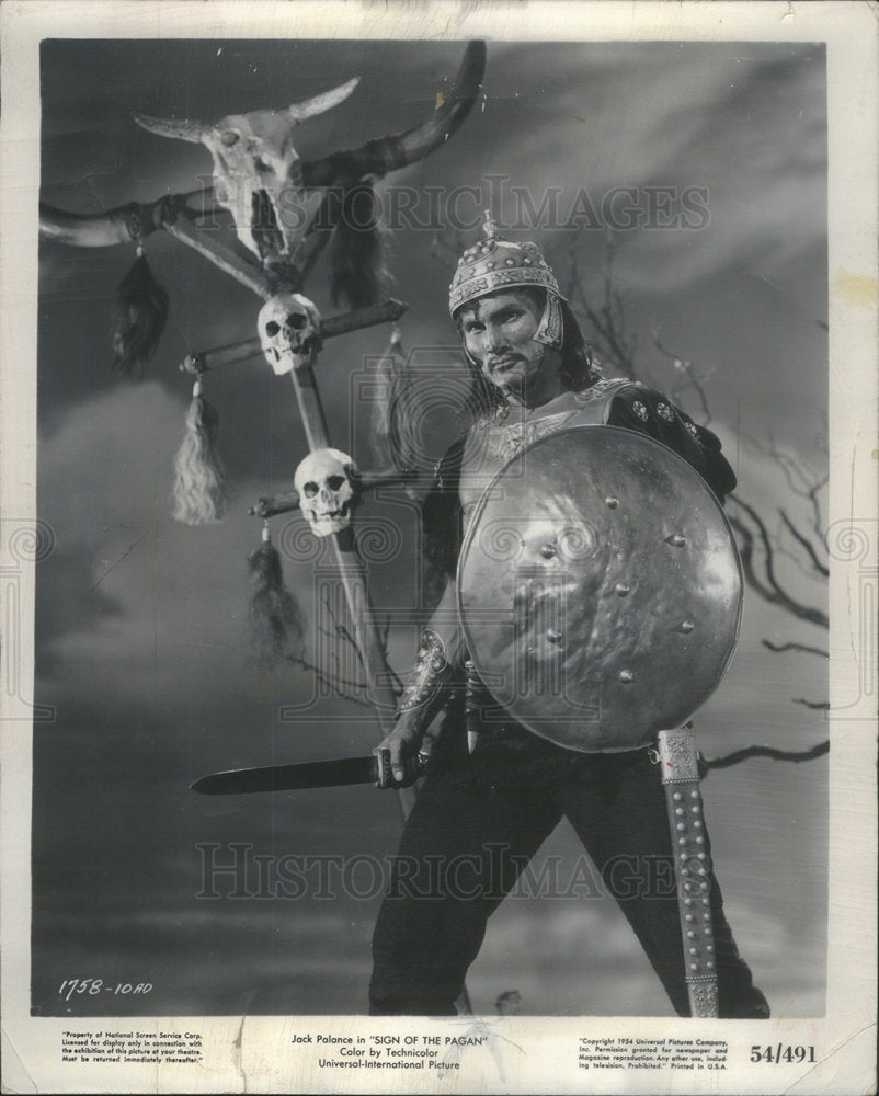 1955 Press Photo Jack Palance stars in the movie &quot;Sign of the Pagan&quot; - Historic Images