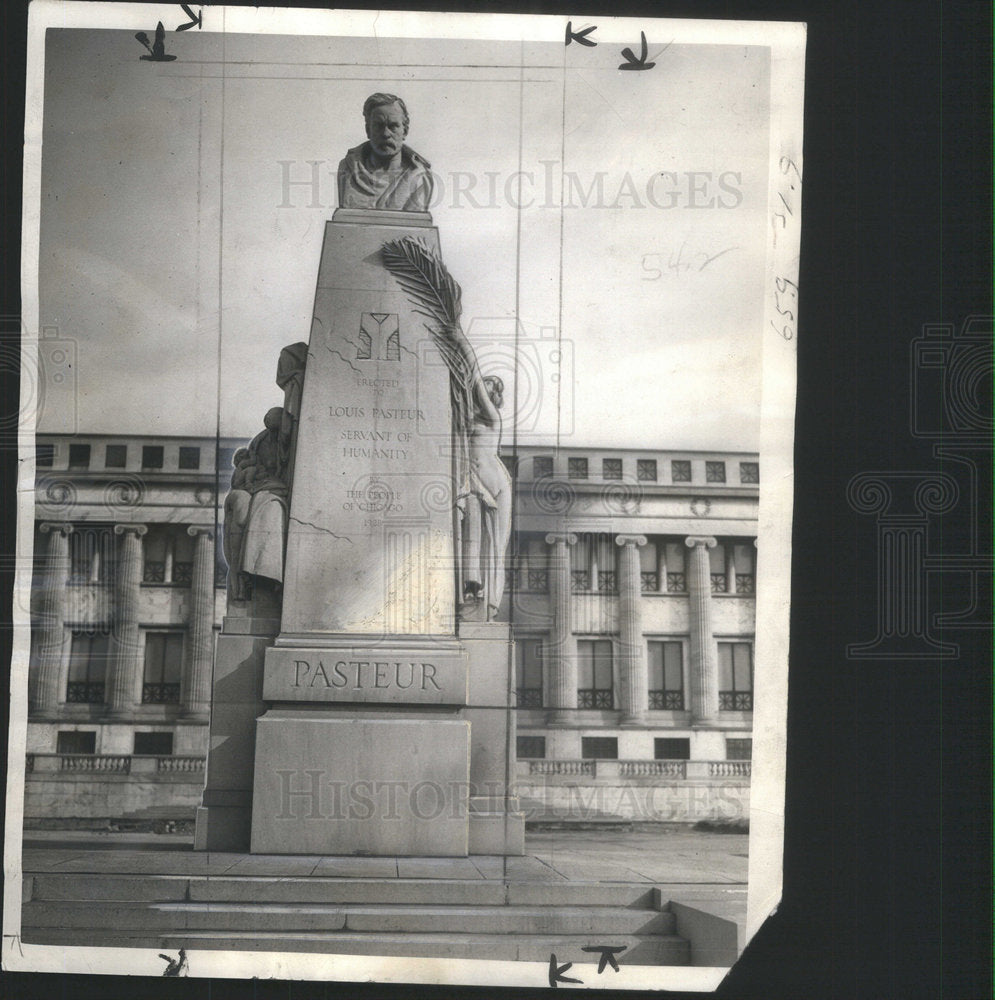 1937 Press Photo Louis Pasteur Famed French Scientist Mount Stands In Grant Park - Historic Images