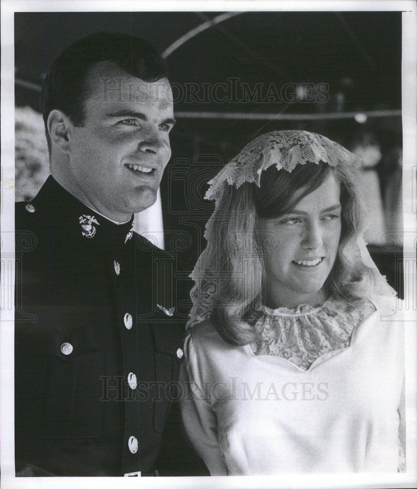1970 Press Photo Jonathan Petke Wife Mary Ballard Hobart After Wedding At Church - Historic Images