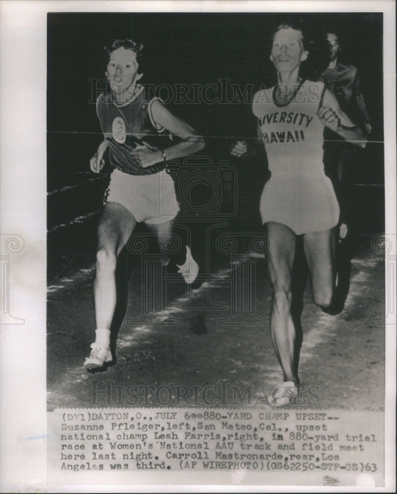 1963 Press Photo Suzanne Pfleiger upsests Leah Farris in 880-yard trail race. - Historic Images