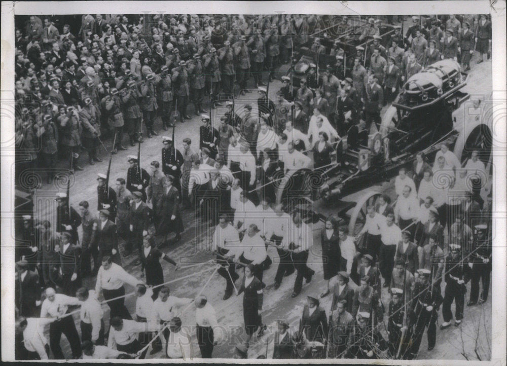 1952 Press Photo Labor Federation Members Tow Gun Carrige Bearing Remians Peron - Historic Images