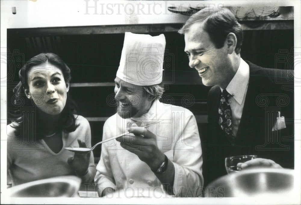 1978 Press Photo Christie Hefner & John Fleming with Cricket's Chef Guy Petit - Historic Images