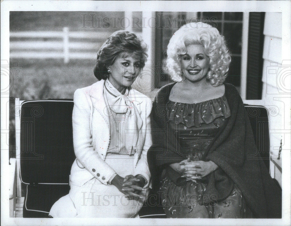 1982 Press Photo Dolly Parton Interviewed By Walters On Barbara Walters Special - Historic Images