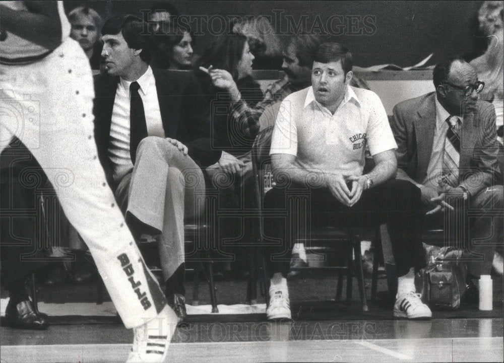 1980 Press Photo Bulls Trainer Mark Pfeil Flexibility Proponent With Jerry Sloan - Historic Images