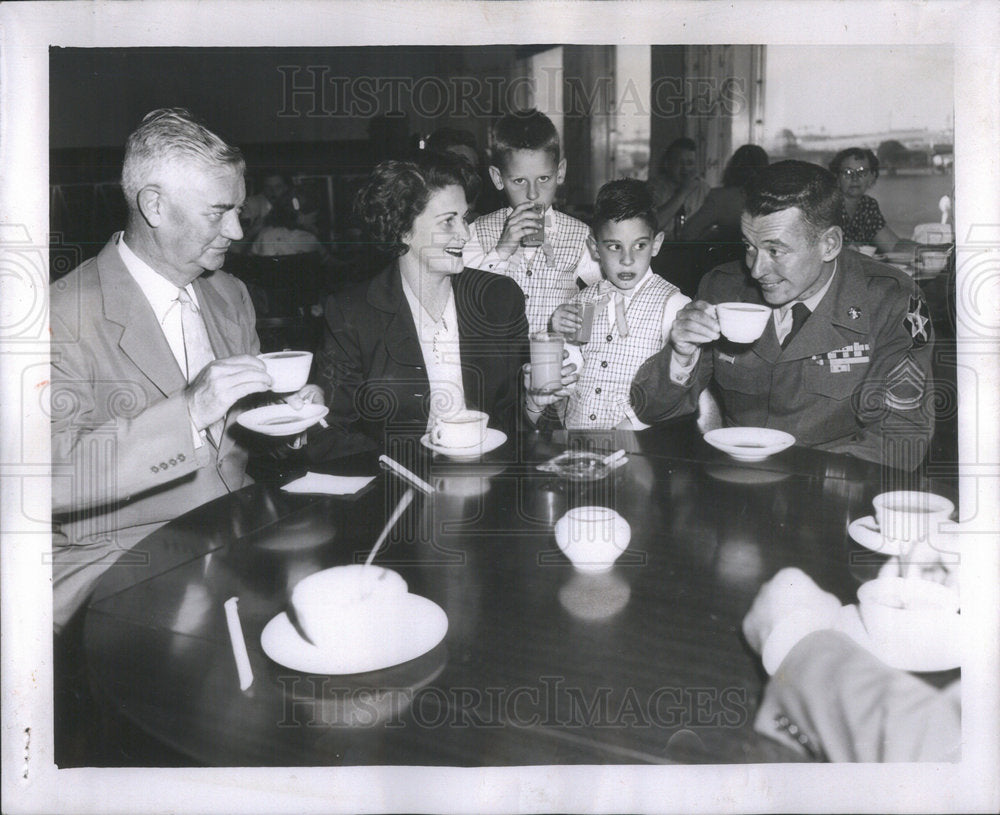 1953 Sergeant Martin Reunited With Family Midway Airport Eating - Historic Images