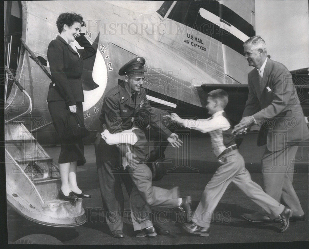 1953 Prisoner Of War Sergeant Martin Returning Sons Running To Greet - Historic Images