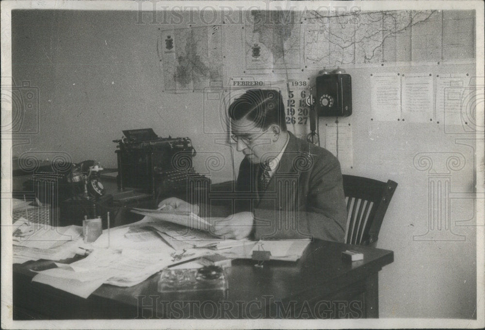 1938 Parrish Correspondent Pflaum Working In Office Chicago - Historic Images