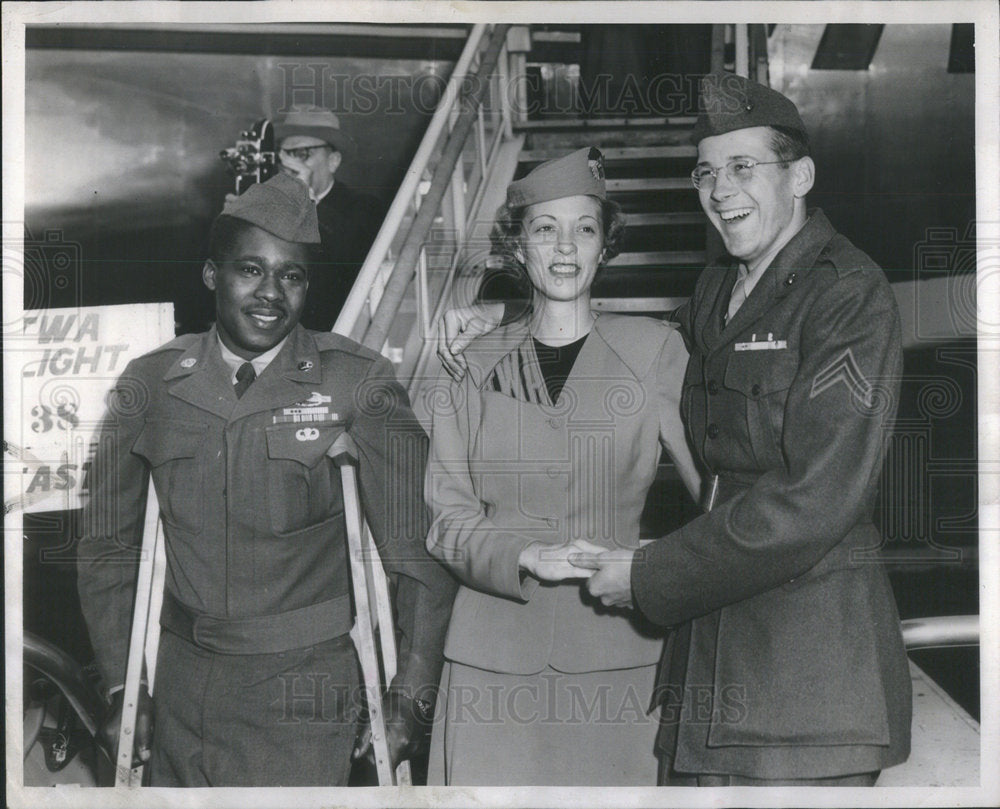 1953 Press Photo Wilbur Warring Stewardess Lynn Miller Peterson In Airport - Historic Images