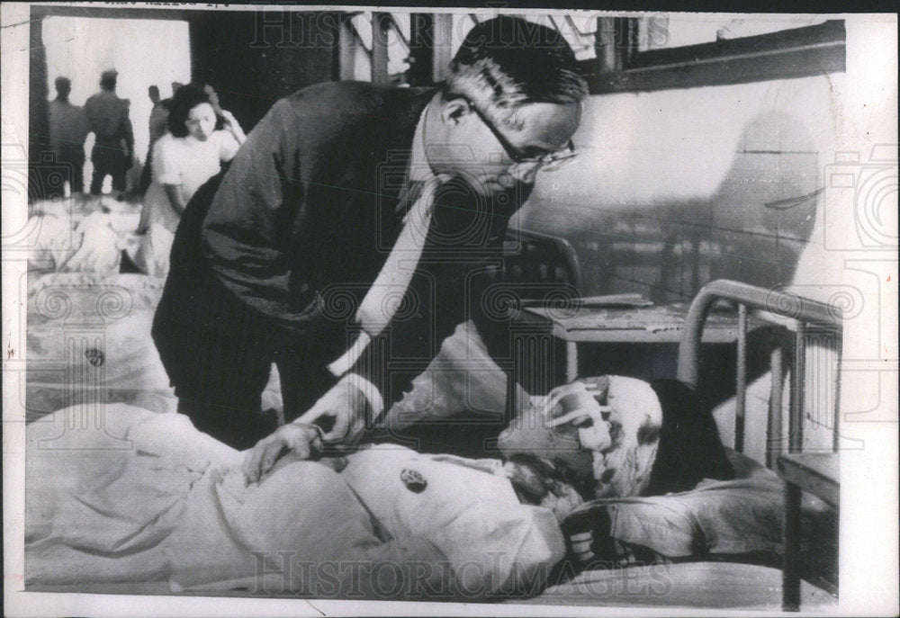 1965 South Vietnam Premier Quat Treating Patient Bombing Victim - Historic Images