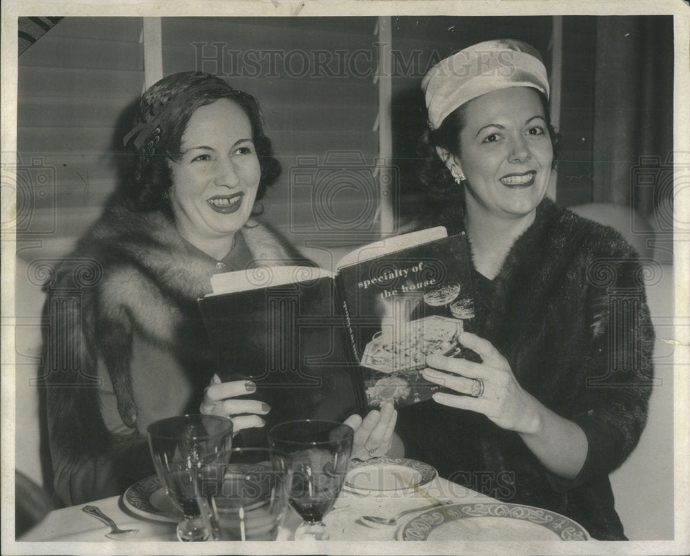 1956 Press Photo Mrs Angus J Ray And Mrs Balfour Phelan - Historic Images