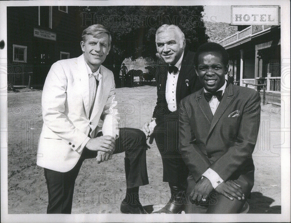 1967 Press Photo Lorne Green Jerry Van Dyke Lou Rawls How West Was Sung Singers - Historic Images