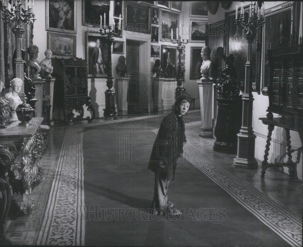 1975 Press Photo Andrew Ray Travels Through Castle Famed Foyer In The Mudlark - Historic Images