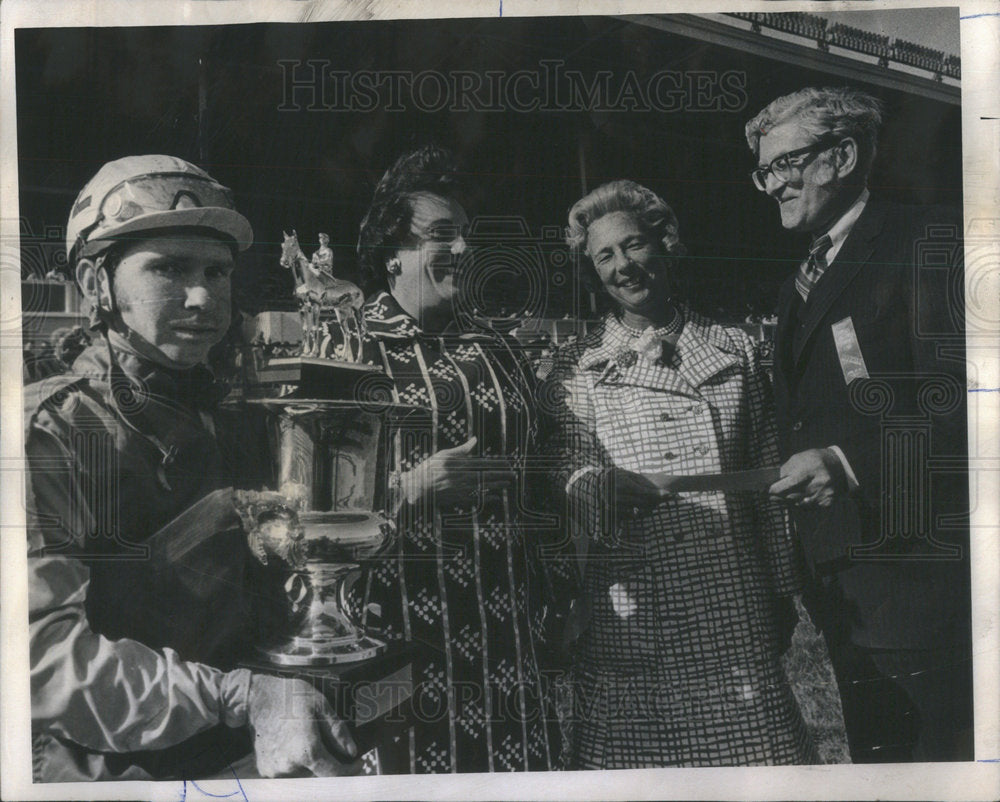 1971 Press Photo Jockey Lonie Ray Miss Carol Fox Lyric Opera William S North - Historic Images