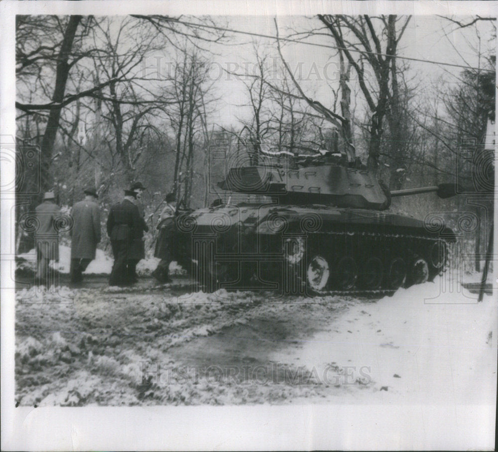 1960 Press Photo State Police With Tank Move Towards Raymond House - RSC99239 - Historic Images