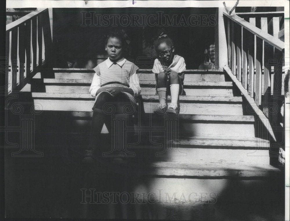 1975 Slain Woman Ray Children Sitting On House Steps Chicago - Historic Images