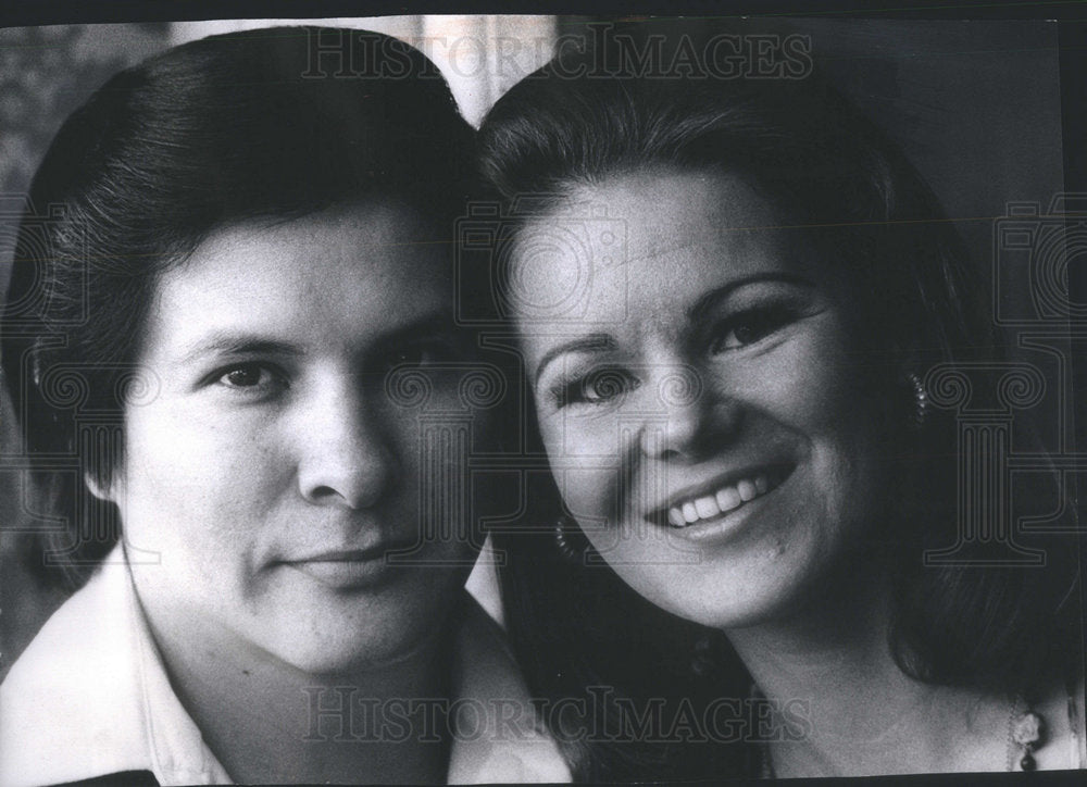 1974 Folk Singer Frankie Ray And Partner Maryellen In Drake Hotel - Historic Images