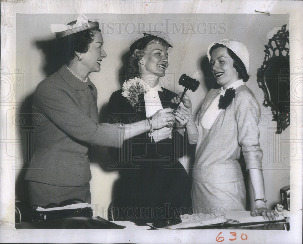 1956 Traveler's Aid Board Mrs. William White Jr. Kenneth MacLellan - Historic Images