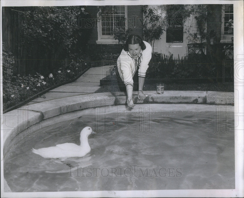 1957 Press Photo Woman Trying To Lure Pet Duck Richards Garden Luncheon - Historic Images