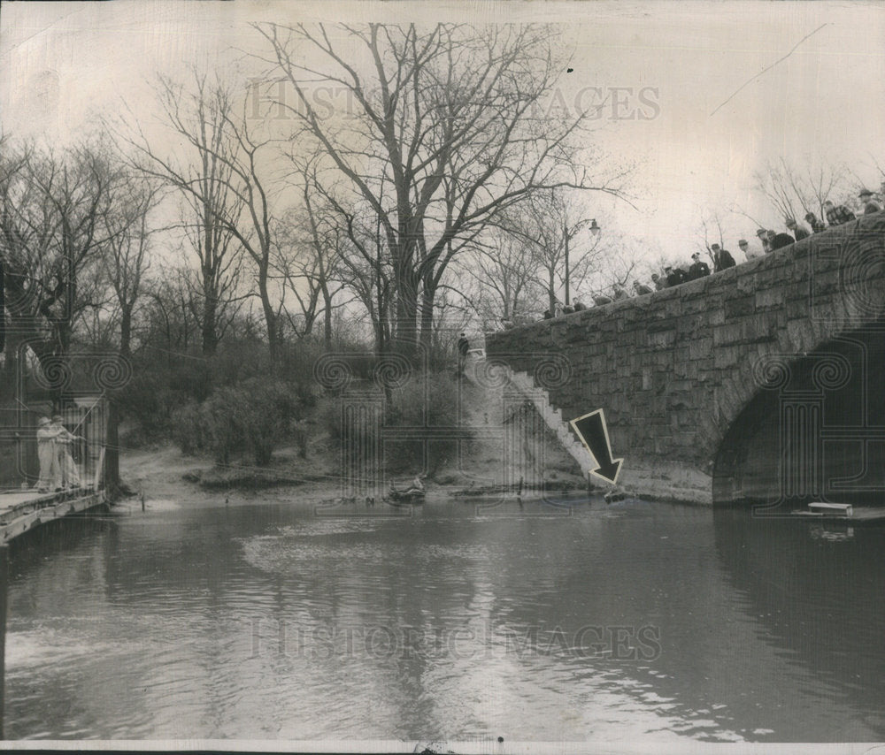 1950 Police Using Guns Used By Murphy Killers From Lagoon In Park - Historic Images