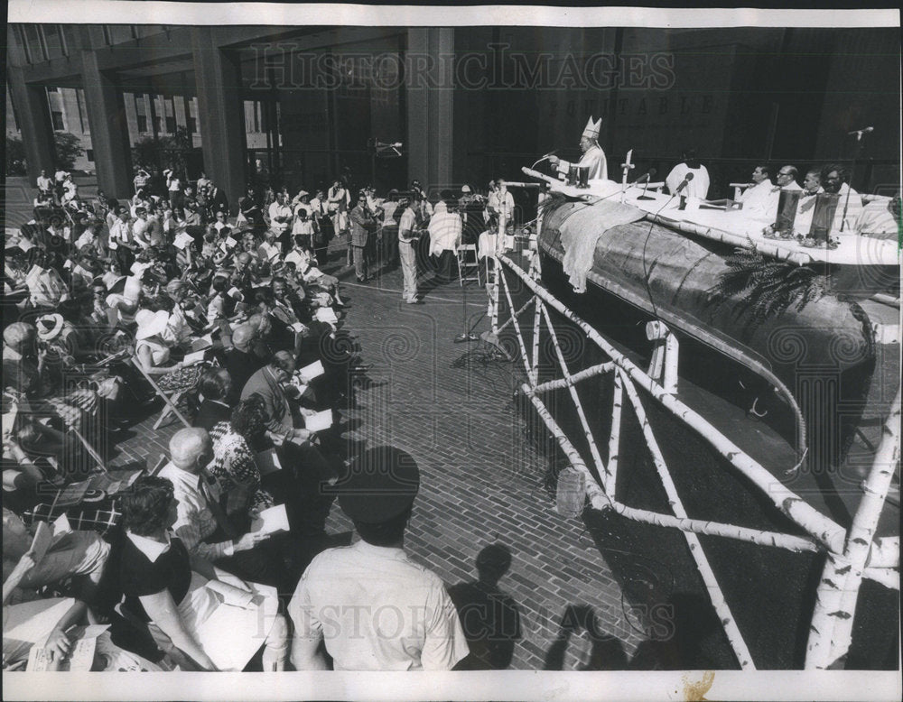 1973 Press Photo Equitable Plaza Cardinal Kody Speaking Mass Anniversary - Historic Images