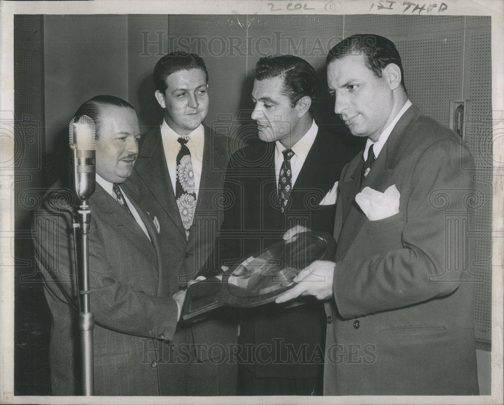 1946 Press Photo Albert P Mitnick,Eddie Hubbard, Tony Martin, Irv Kupcinet - Historic Images