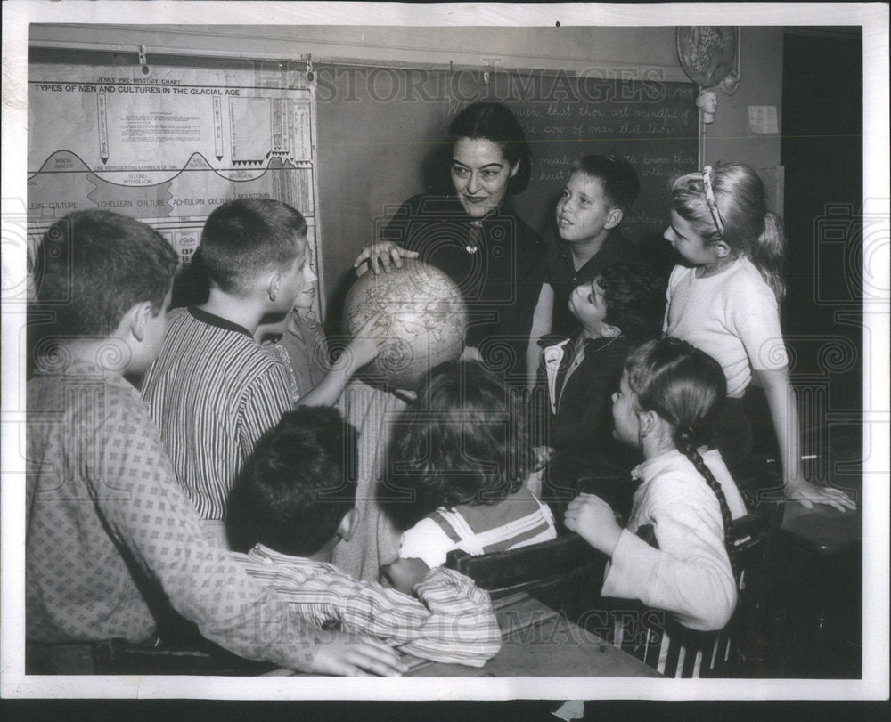 1959 Press Photo Teacher Martin Showing Students Globe Classroom - Historic Images